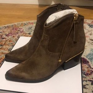 Brand new leather Guess booties!